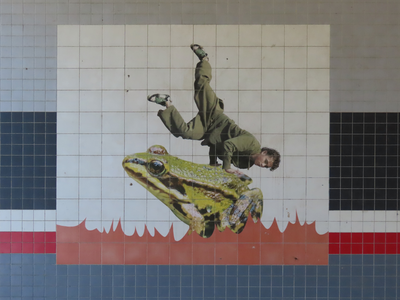 912848 Afbeelding van een tegelplateau met een afbeelding van een jonge skater, die een handstand maakt op de rug van ...